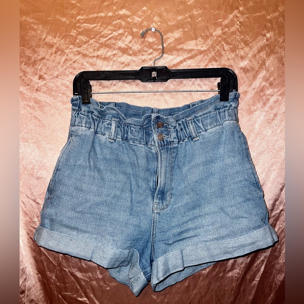 Size 9, Holister, high rise jean vintage shorts.